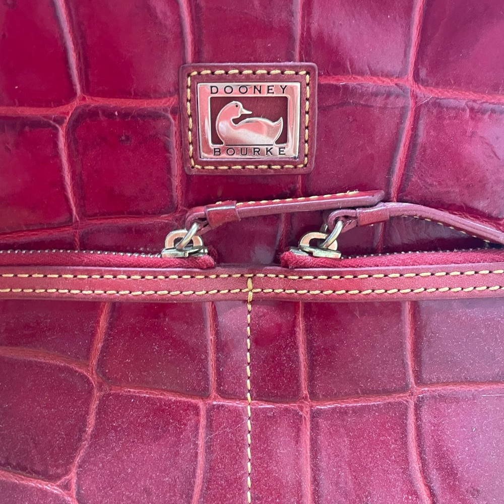 Red croc dooney and Burke zipper shoulder bag - Picture 9 of 9